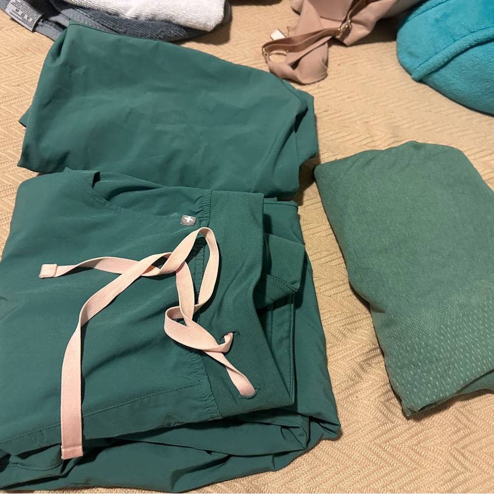 Figs lined scrubs - eucalyptus